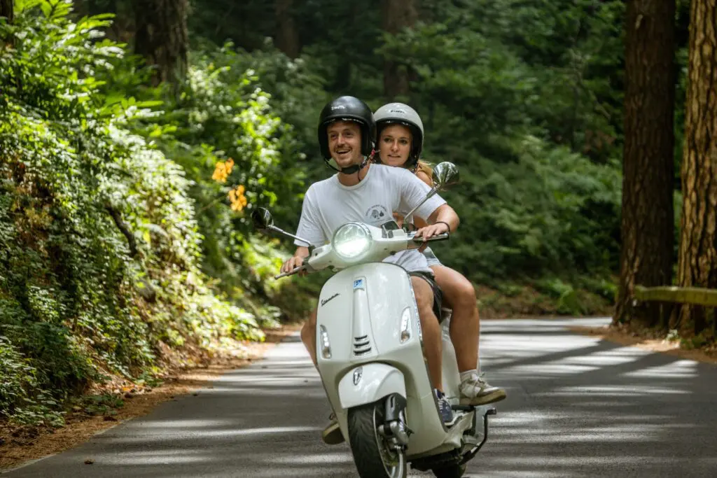 couple conduisant une Vespa à Amalfi lors d'un voyage en Vespa