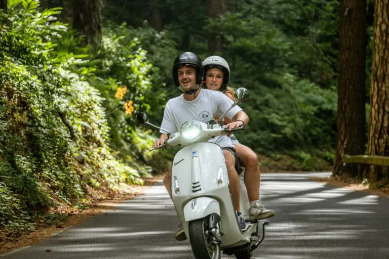 couple conduisant une Vespa à Amalfi lors d'un voyage en Vespa