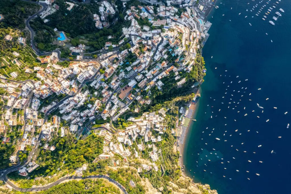 Vue aérienne de la côte amalfitaine avec un drone