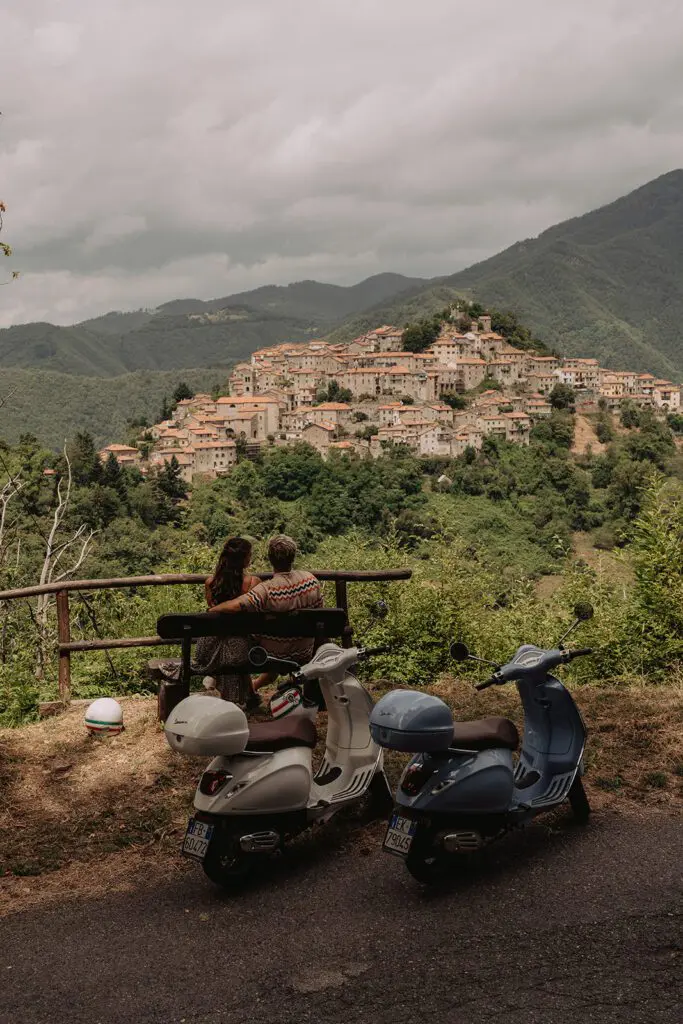 Un couple admirant une belle vue sur un village toscan.