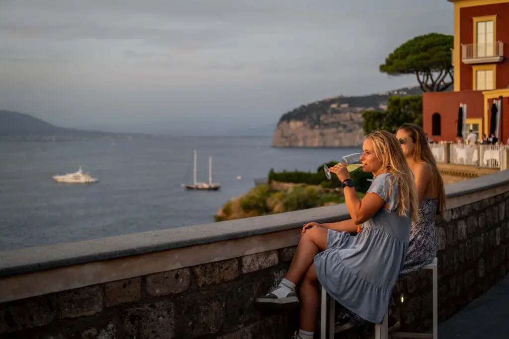 deux personnes profitant de la vue côtière à Amalfi