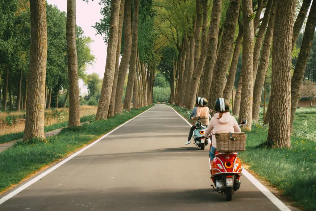 Vespa road à Bruges
