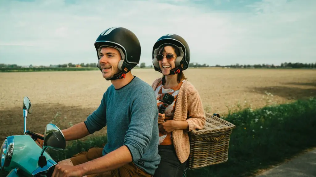 couple sur un Vespa à Bruges