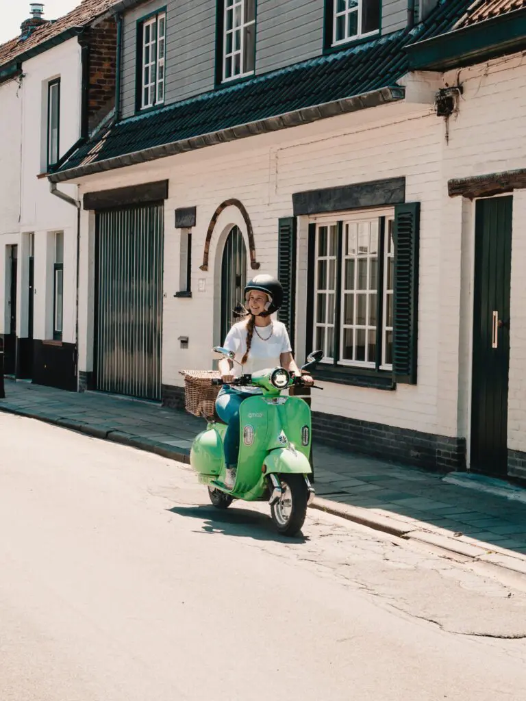 femme roulant en Vespa à Bruges