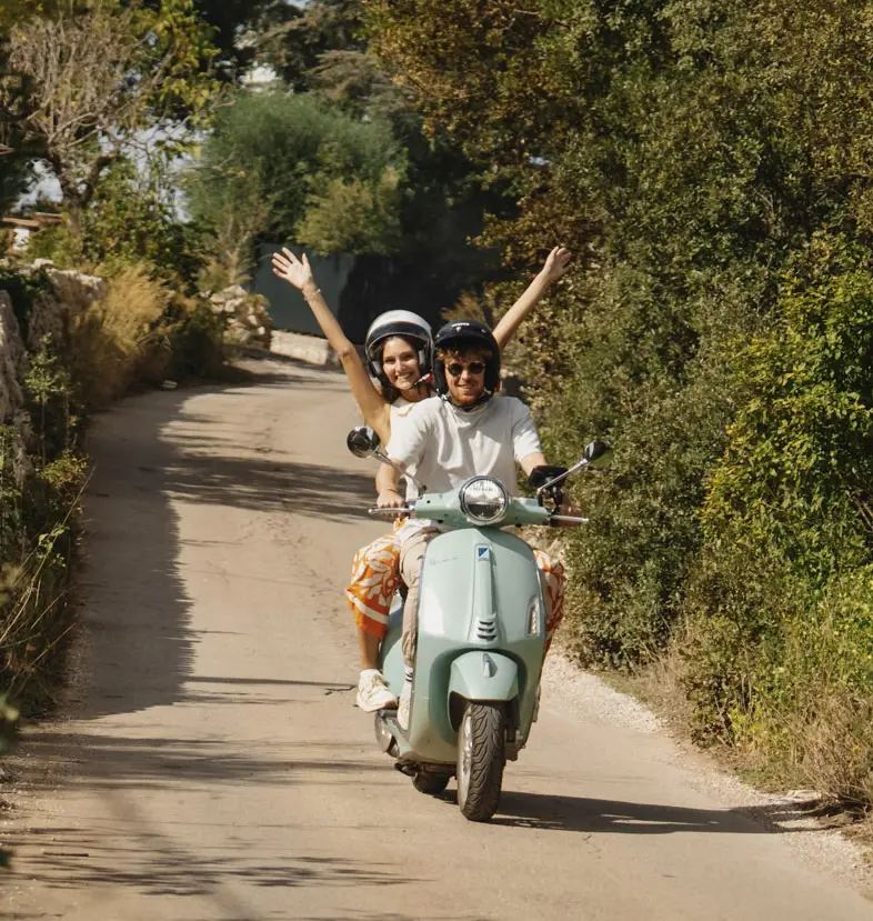 deux personnes sur une Vespa en Puglia