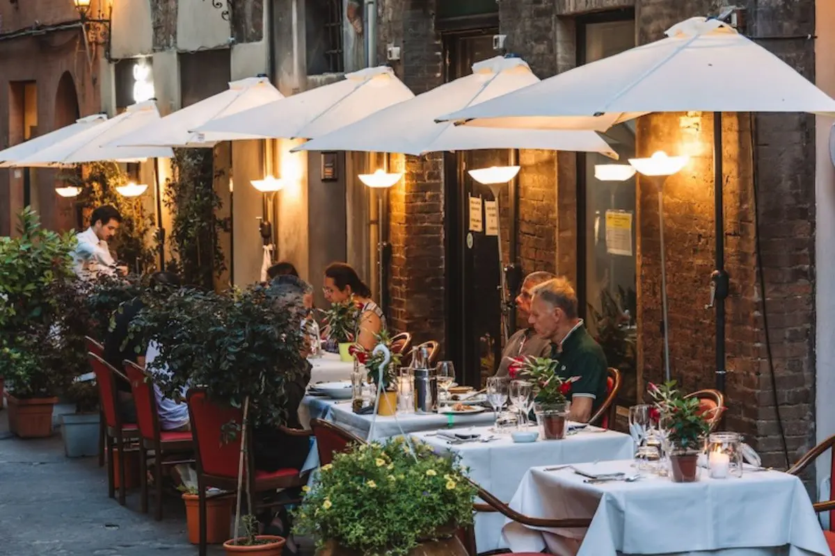 restaurant terrasse confortable à Sienne, Toscane