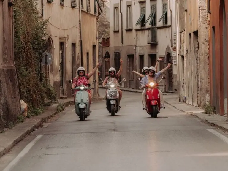 des gens conduisant une Vespa lors d'un road trip en Toscane, des personnes qui roulent en Vespa lors d'un tour en Toscane