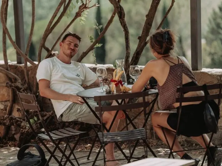 des gens qui profitent de boissons sur une terrasse en Toscane pendant la visite en Vespa, des gens profitant d'un verre sur une terrasse en Toscane lors de la tournée en Vespa.