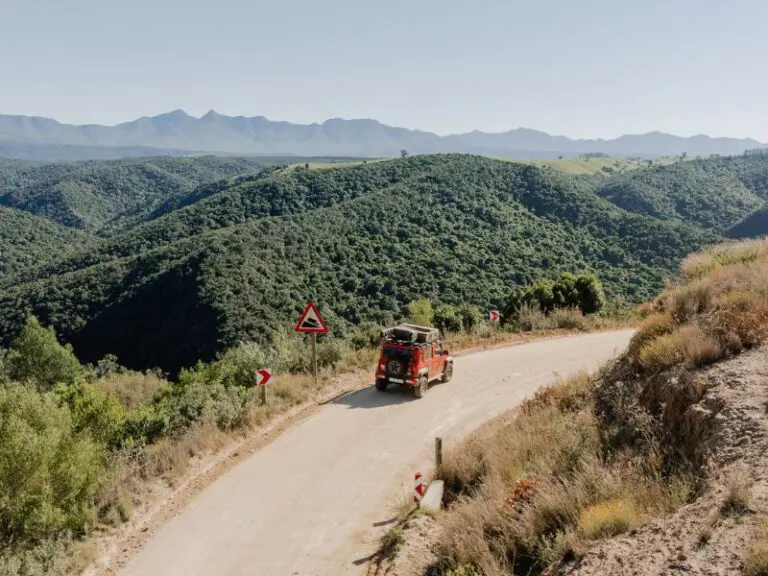 des gens conduisant en jeep à travers l'Afrique du Sud