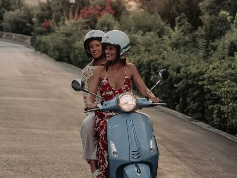 2 filles conduisant une vespa lors d'un road trip en Toscane, 2 filles qui roulent en vespa pendant un voyage en Toscane.