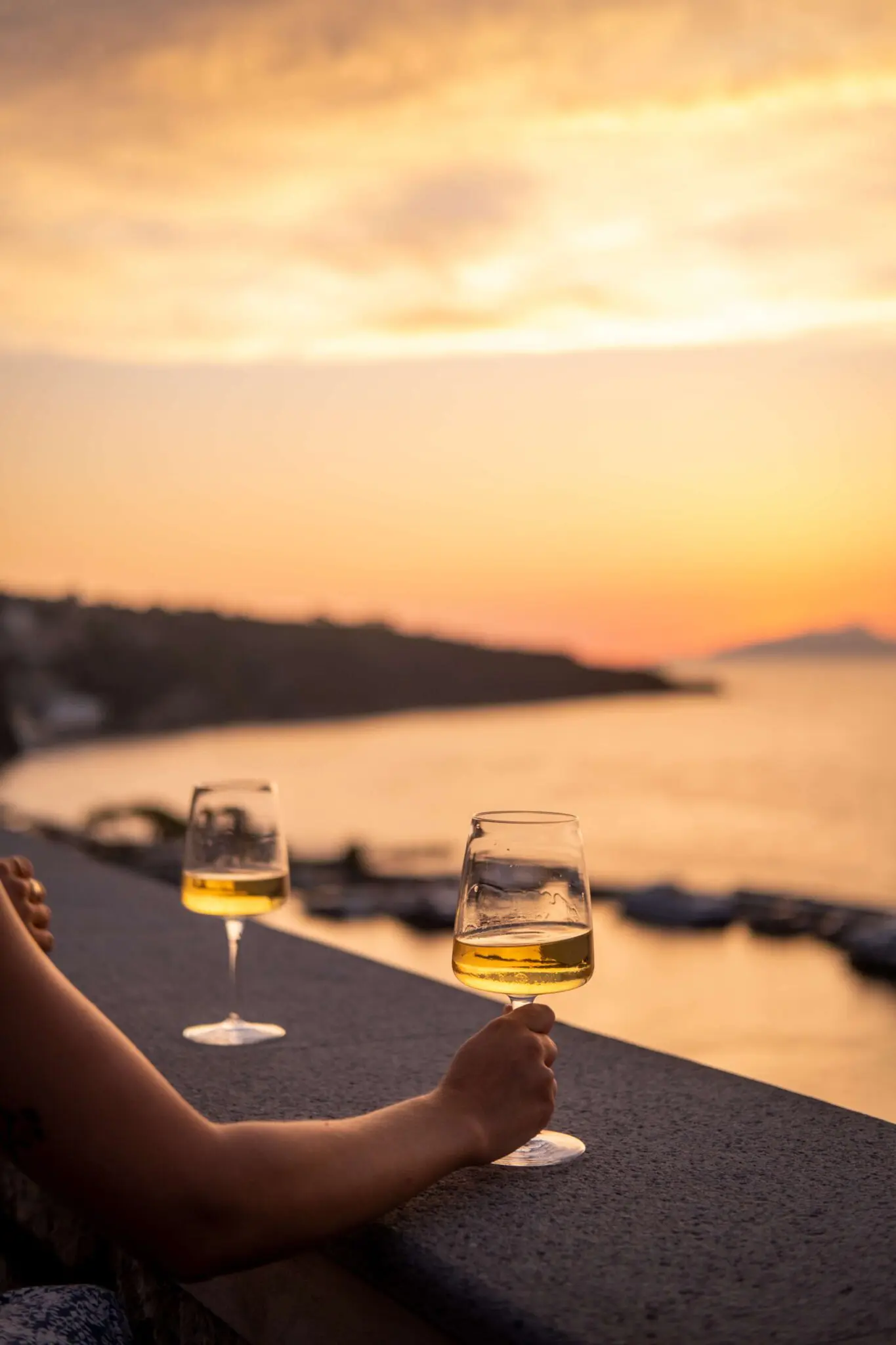 apéro au bord de la mer sur la côte amalfitaine en Italie