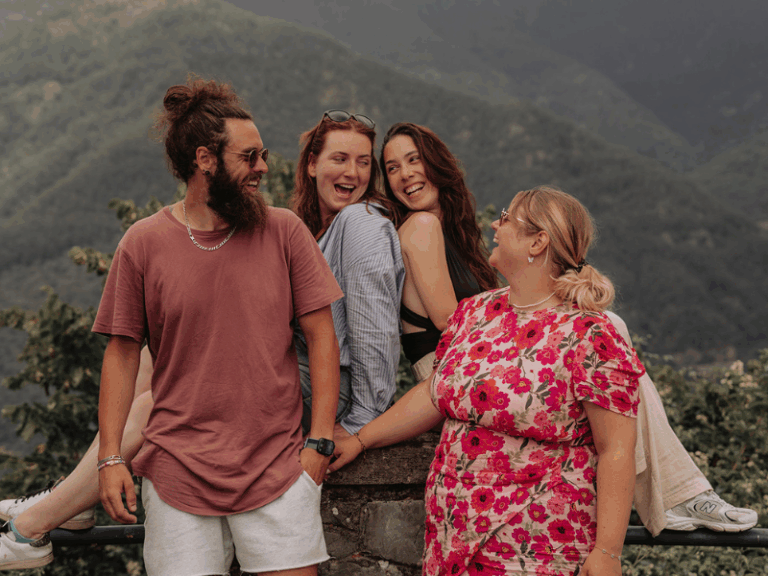 famille riant ensemble pour une photo en Toscane