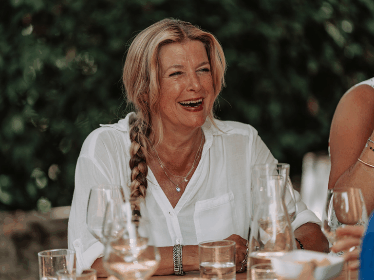 Femme riant en Toscane