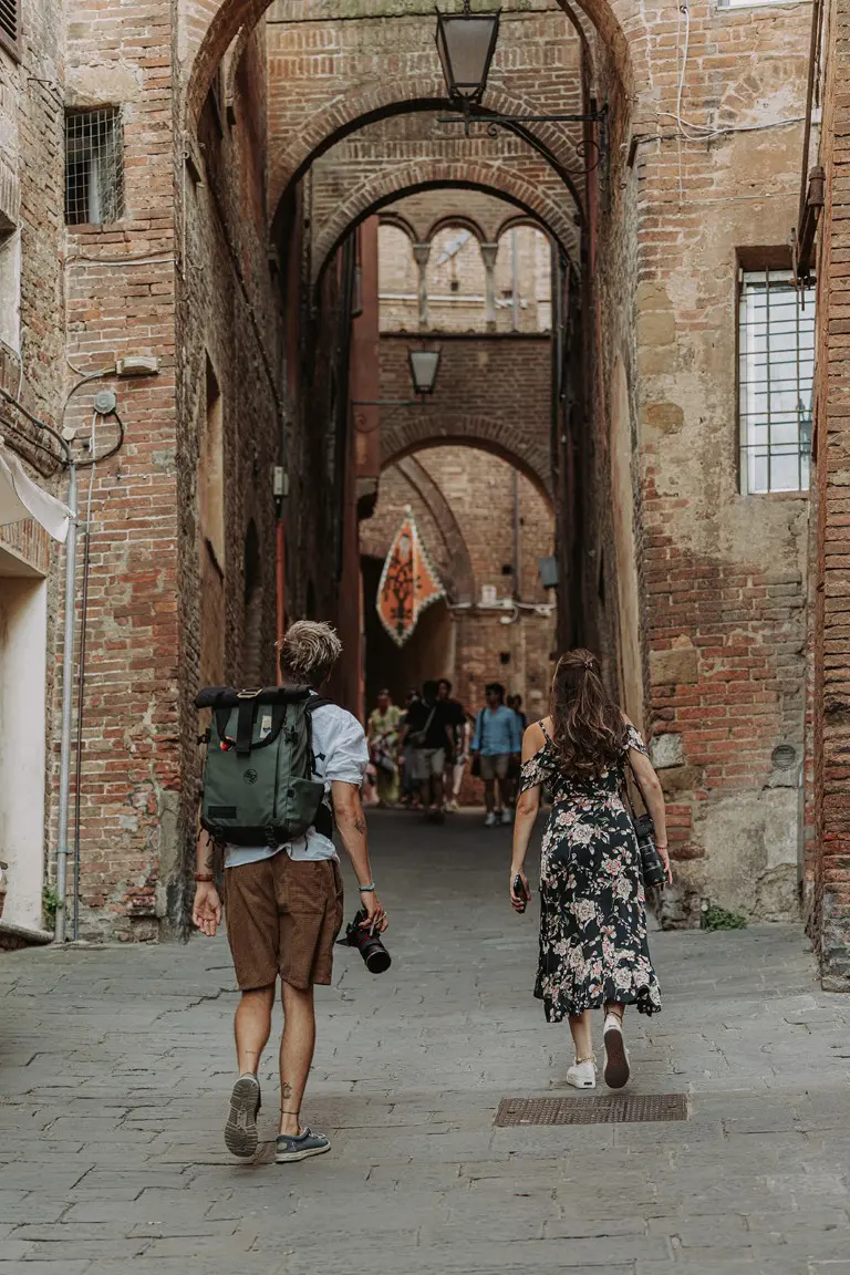 deux personnes explorant la ville de Chianti