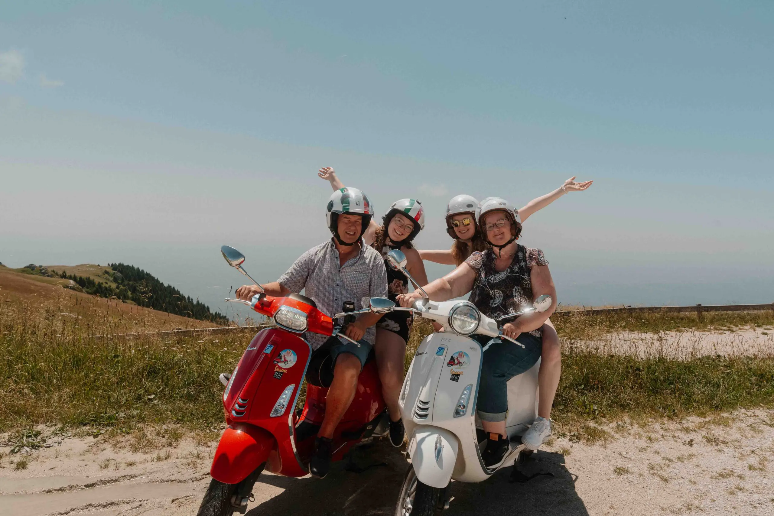 groupe de personnes heureuses participant au voyage en Vespa dans les Dolomites