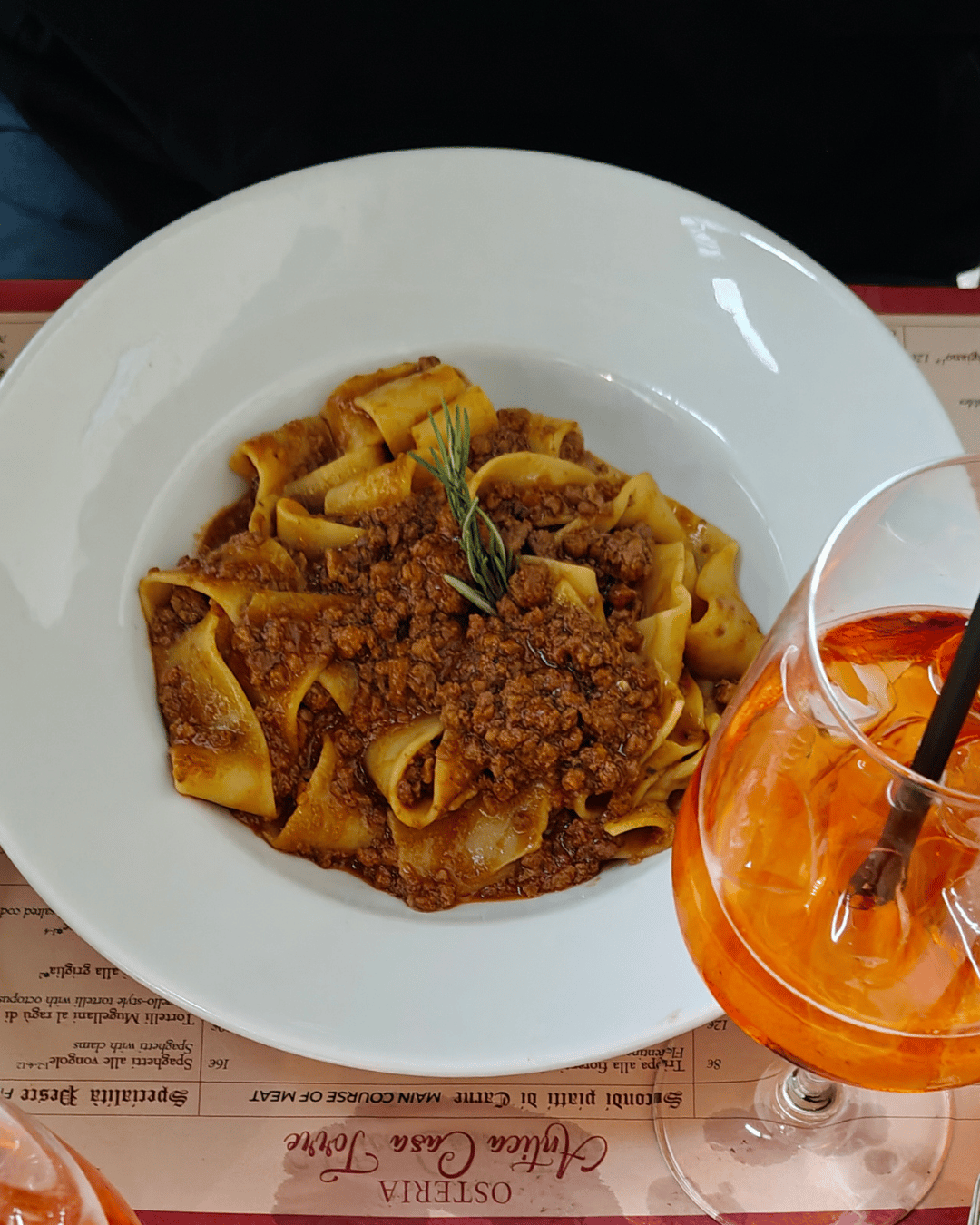 un plat de pâtes toscan célèbre composé de larges rubans plats d'œufs (pappardelle) mélangés à un ragoût de sanglier (cinghiale) mijoté lentement et riche.