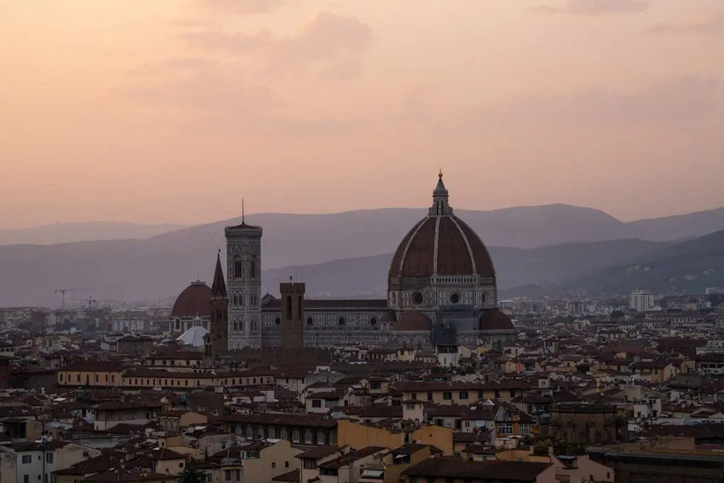 Panorama de Florence avec le Duomo et le campanile de Giotto au coucher du soleil
