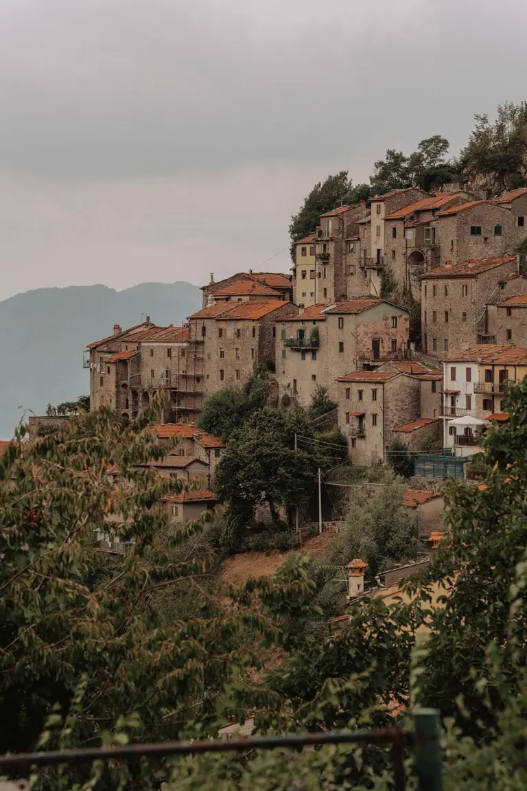 village toscan à flanc de colline, aux toits en terre cuite