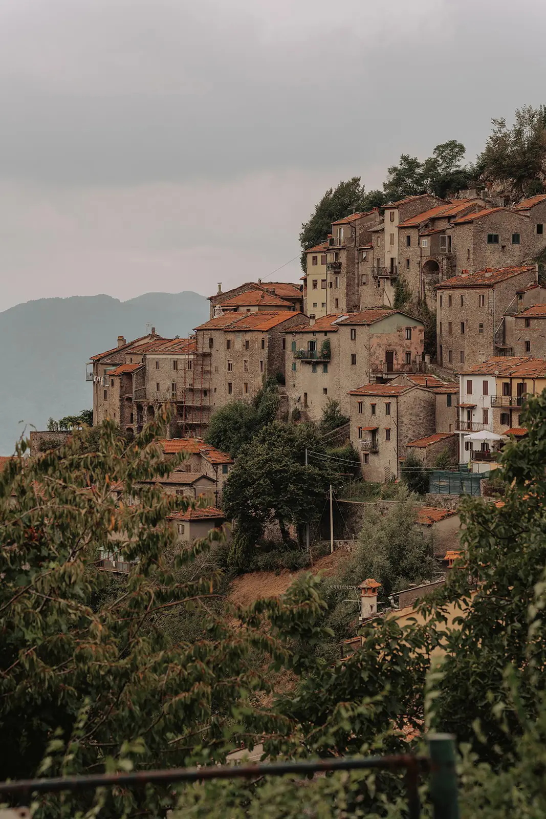 village toscan à flanc de colline, aux toits en terre cuite