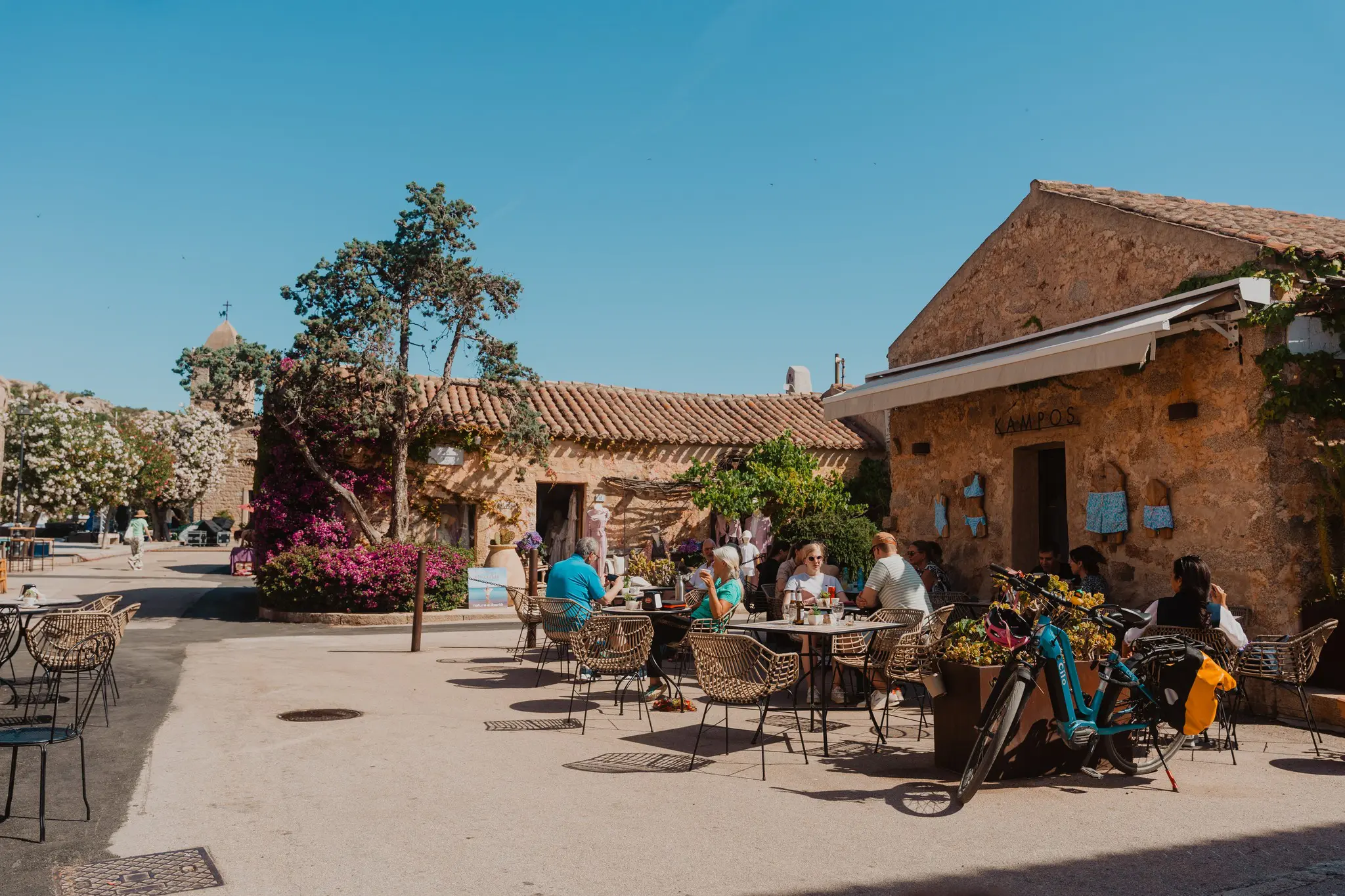 des personnes mangeant en terrasse dans un village de Sardaigne