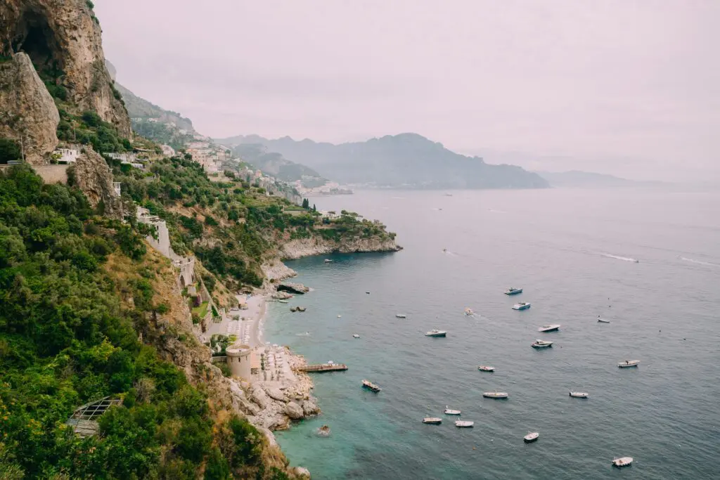 Paysage de la côte amalfitaine avec des bateaux sur la mer et un village côtier