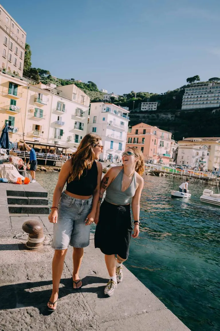 deux femmes qui rient sur une jetée dans un village côtier italien