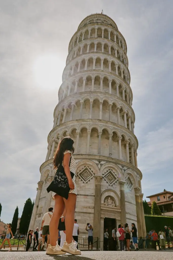 femme regardant la tour penchée de Pise, en Italie