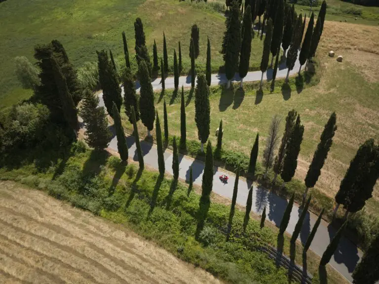 prise de vue aérienne d’un scooter rouge sur une route sinueuse en Toscane