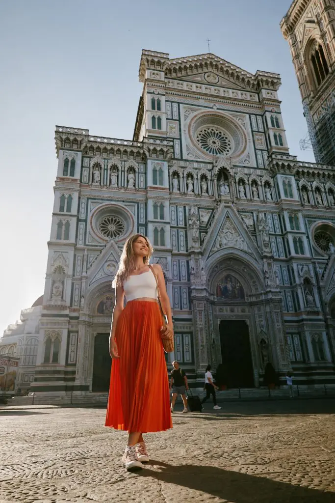 femme en jupe orange devant la cathédrale de Florence