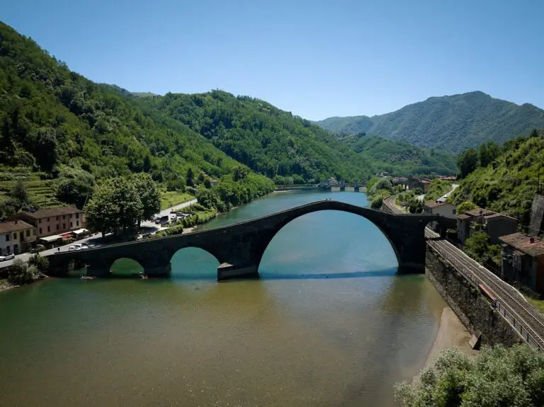 Pont de la Maddalena sur le fleuve Serchio, en Toscane