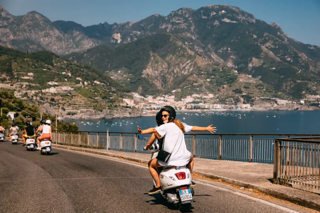 groupe d'amis circulant en Vespa sur la côte amalfitaine