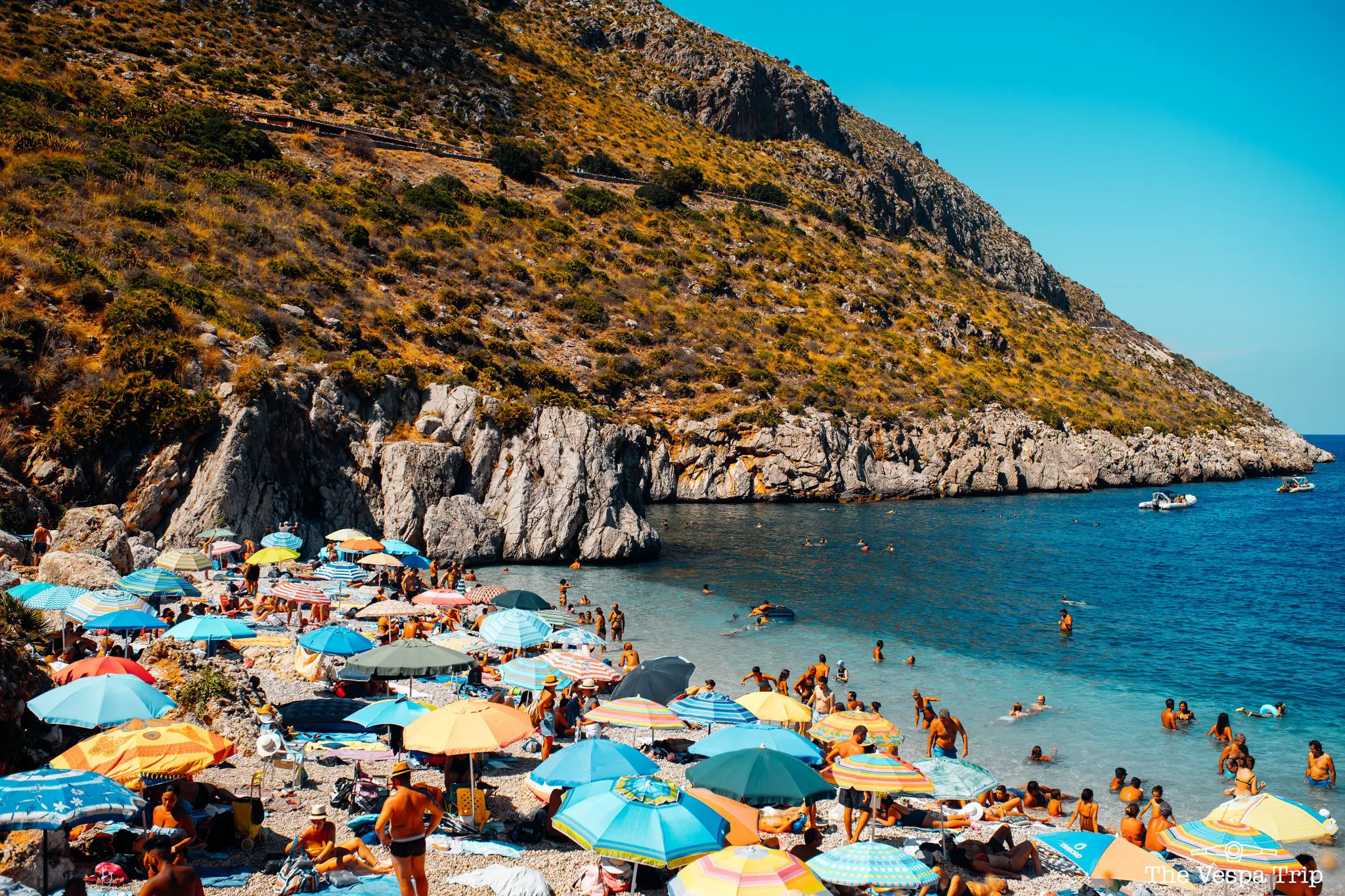 plage bondée avec des parasols colorés et des baigneurs en Sicile