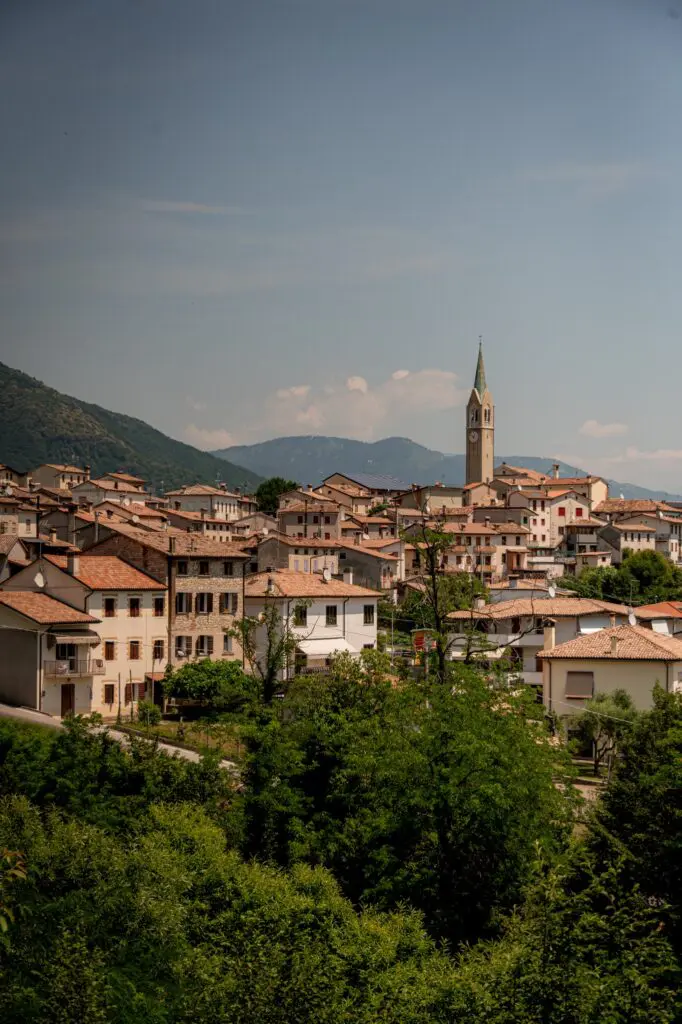 village italien pittoresque avec un clocher niché au cœur de collines verdoyantes