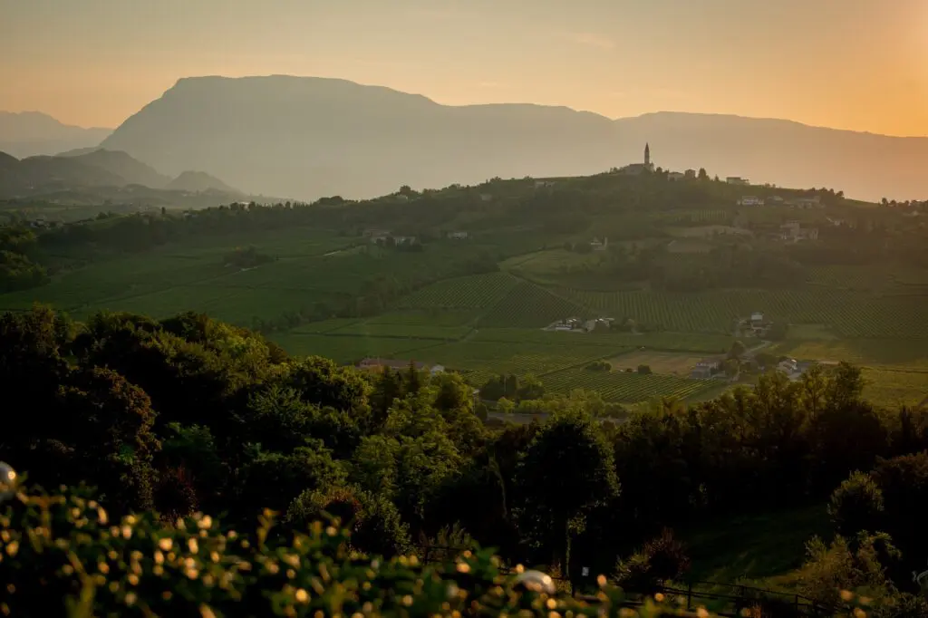 vignobles et village avec un clocher au coucher du soleil en Vénétie