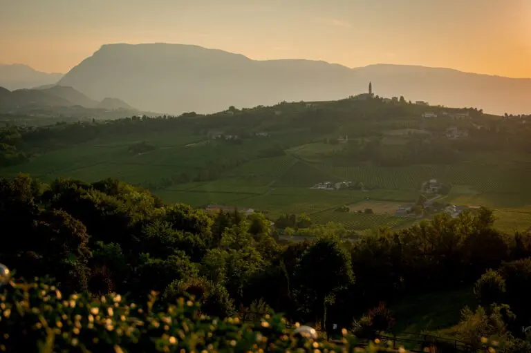 vignobles et village avec un clocher au coucher du soleil en Vénétie