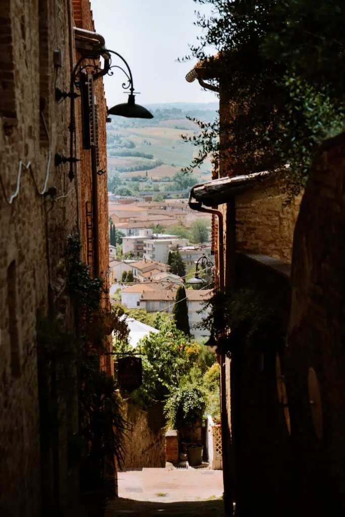 ruelle étroite dans un village italien surplombant des collines vallonnées