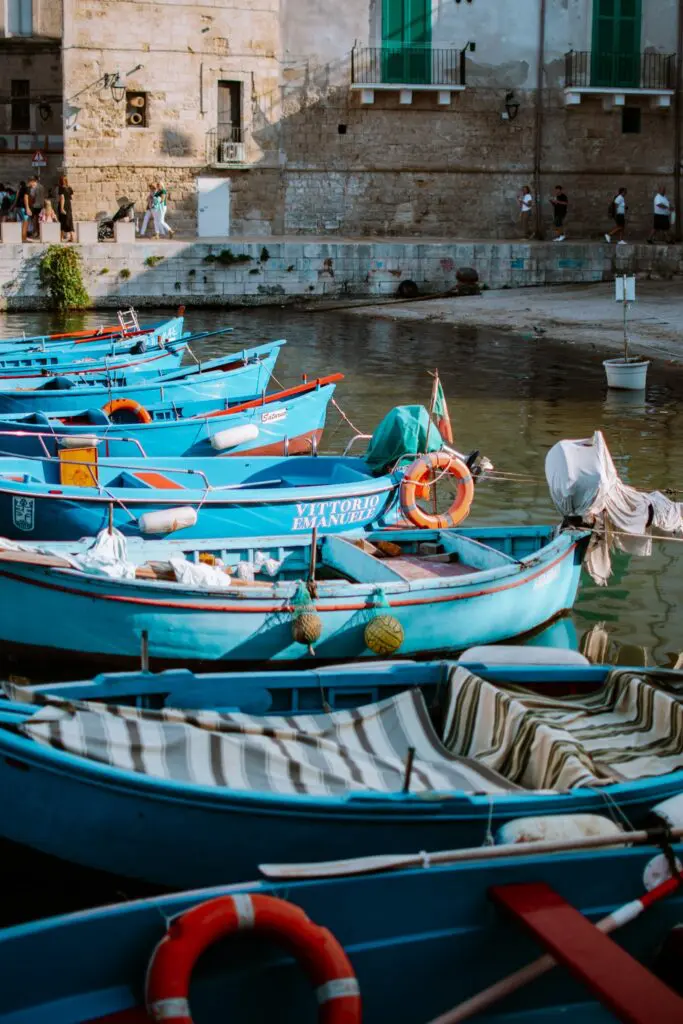 bateaux de pêche bleus dans un port des Pouilles, en Italie