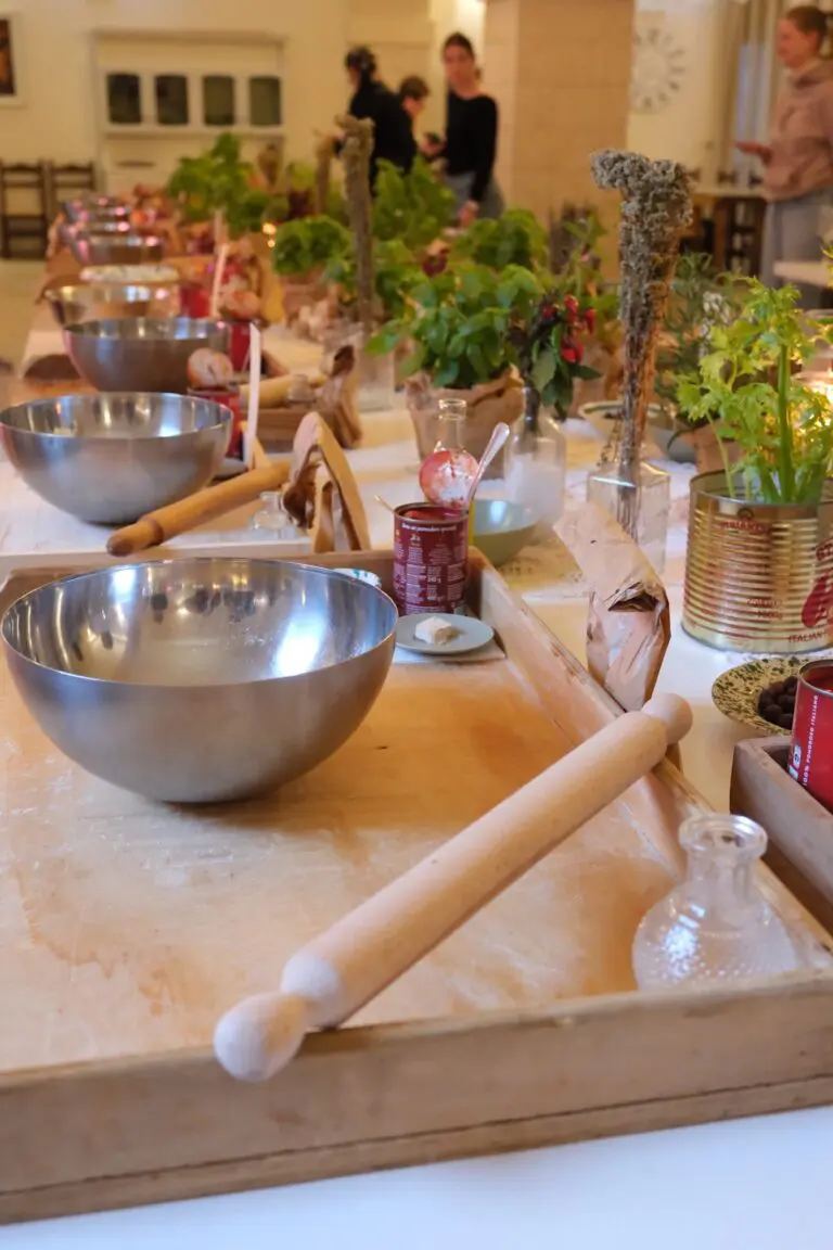 table de cours de cuisine avec des bols et des rouleaux à pâtisserie
