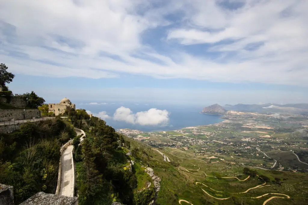 Erice, village perché offrant une vue sur des routes sinueuses et la côte sicilienne