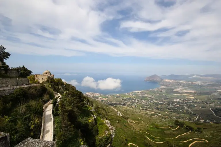 Erice, village perché offrant une vue sur des routes sinueuses et la côte sicilienne