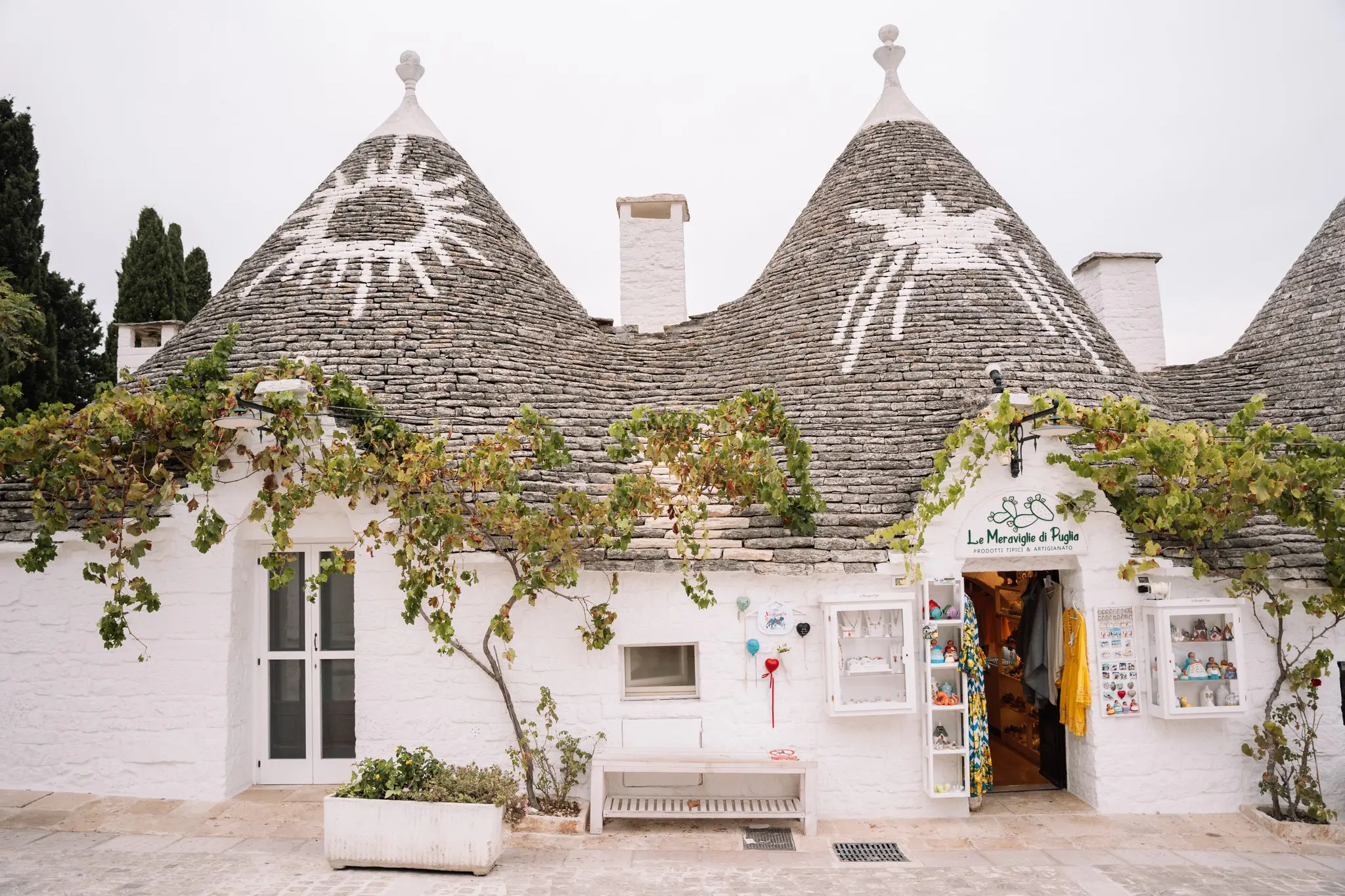 maisons trulli traditionnelles des Pouilles, en Italie, avec entrée de boutique