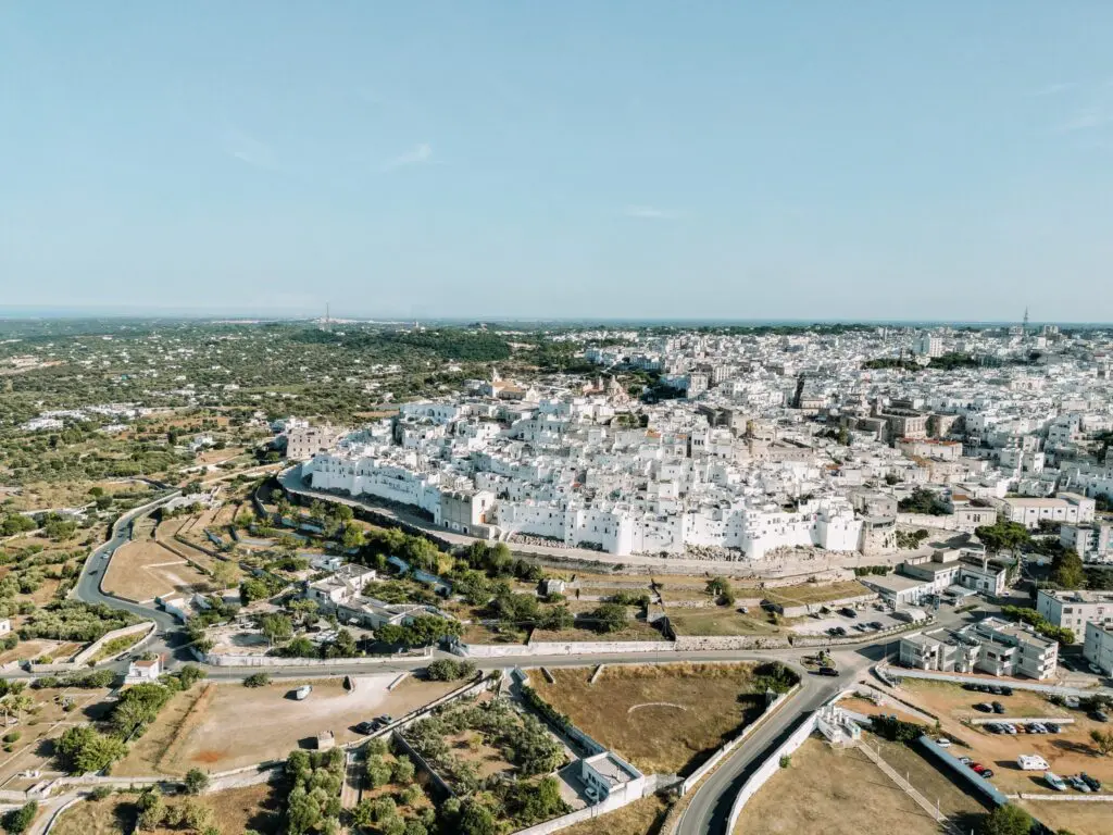 vue aérienne d’Ostuni, la ville blanche des Pouilles, en Italie