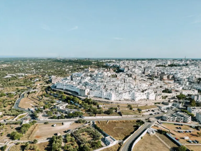 vue aérienne d’Ostuni, la ville blanche des Pouilles, en Italie