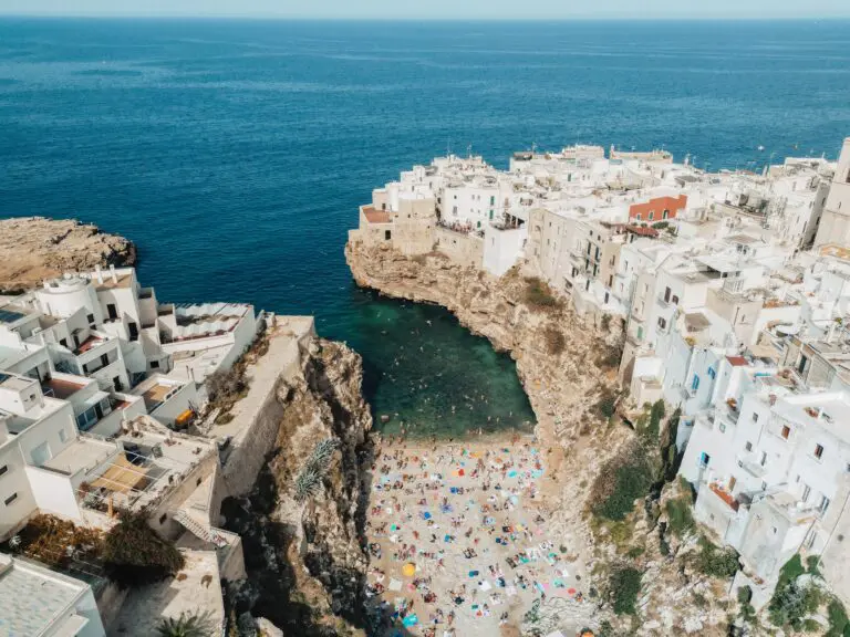 Vue aérienne de la plage de Polignano a Mare et de la ville blanche à flanc de falaise