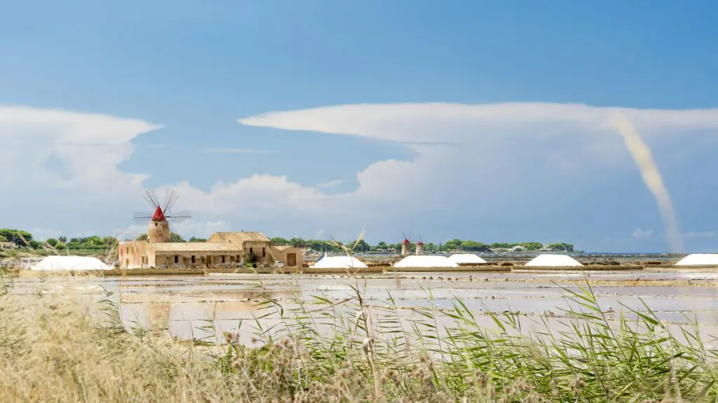 maison brune au bord de l'eau en journée