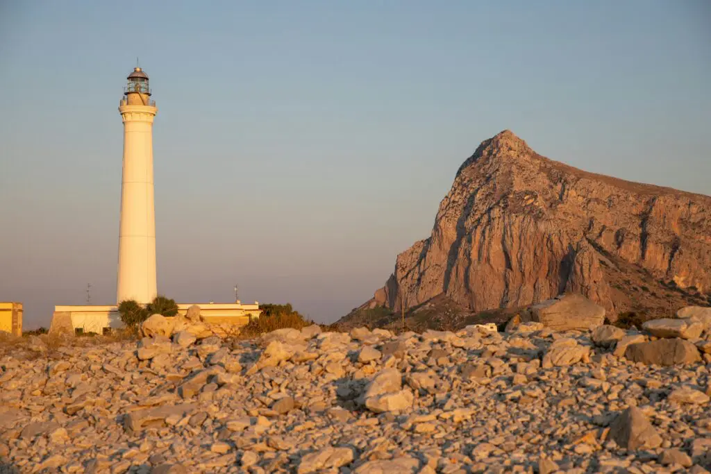 un phare perché au sommet d’une colline rocheuse
