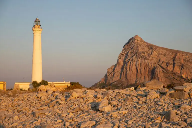 un phare perché au sommet d’une colline rocheuse