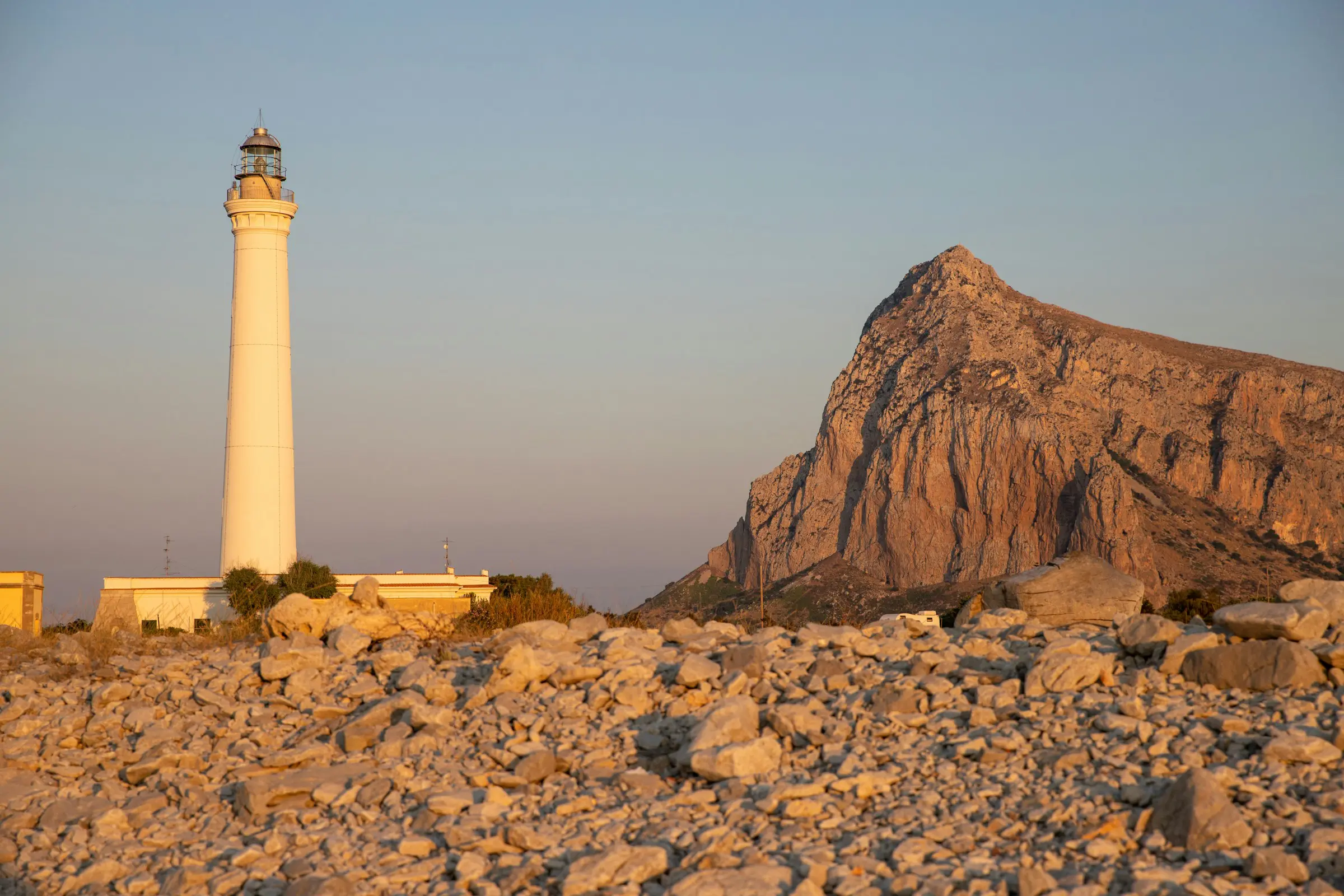 un phare perché au sommet d’une colline rocheuse