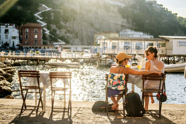 Deux amis qui boivent des Aperol Spritz en Italie.