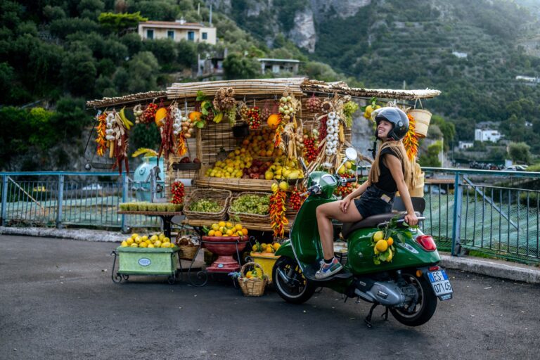 Petit stand avec des jus de fruits frais à Amalfi.